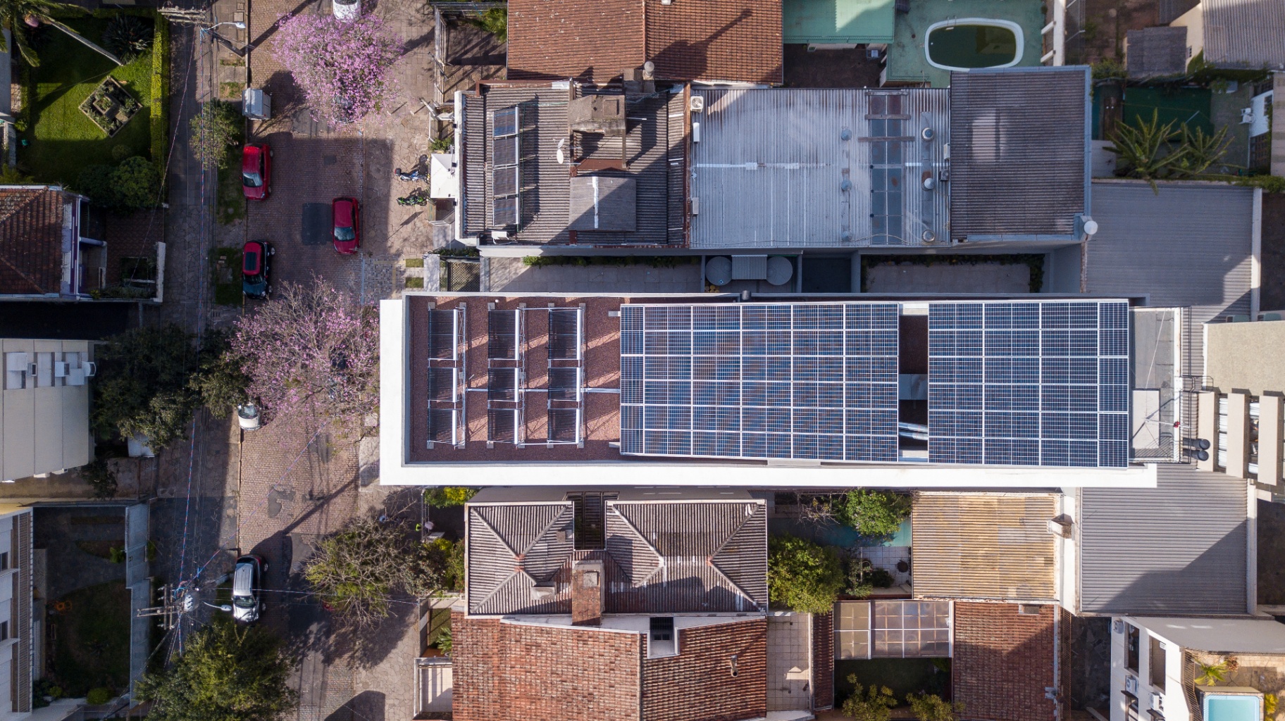 Vista aérea superior do IDEA Bagé mostrando placas fotovoltaicas e coletores de aquecimento solar na cobertura
