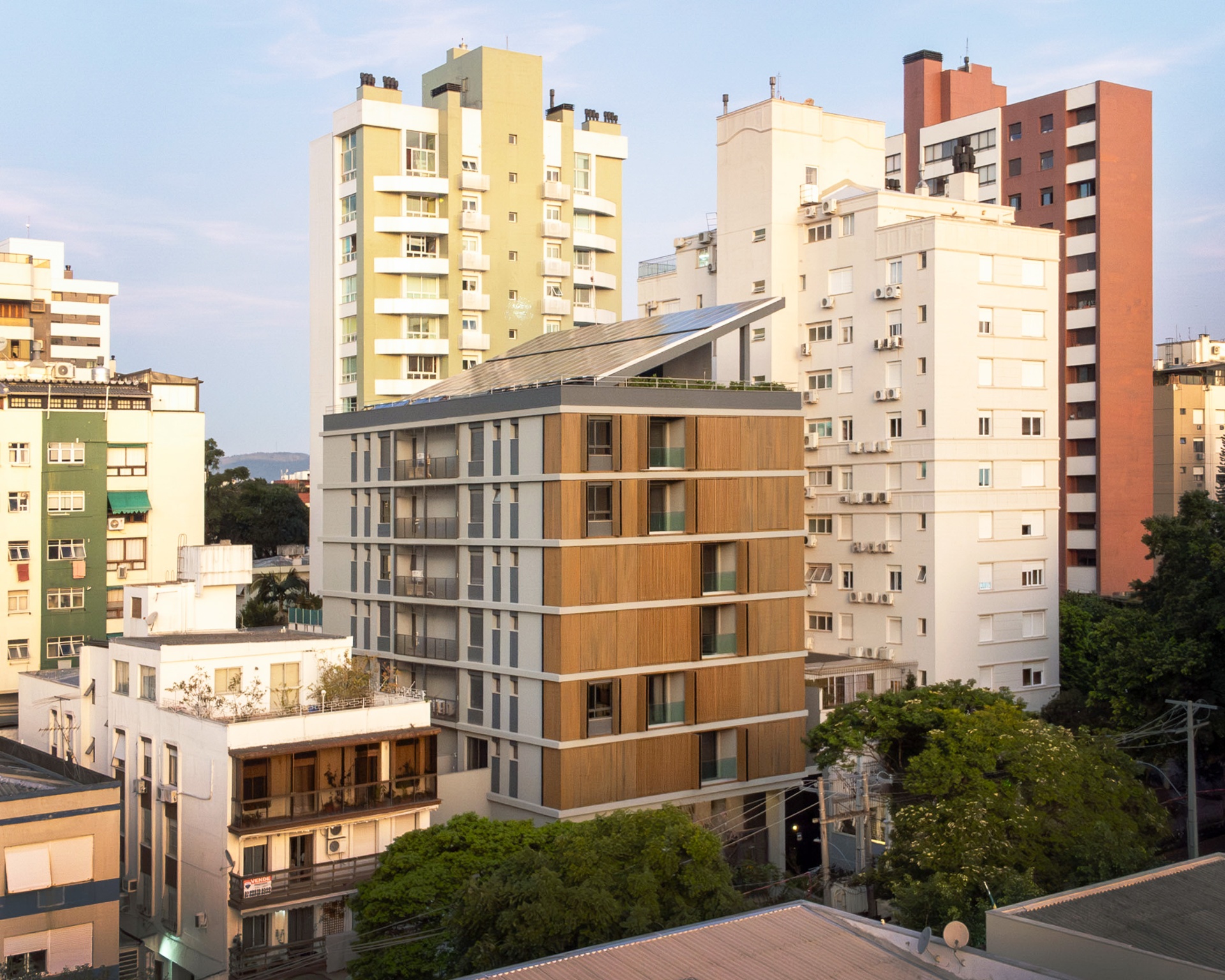 IDEA Eça de Queiroz inserido no bairro Auxiliadora, com a fachada em brises destacada