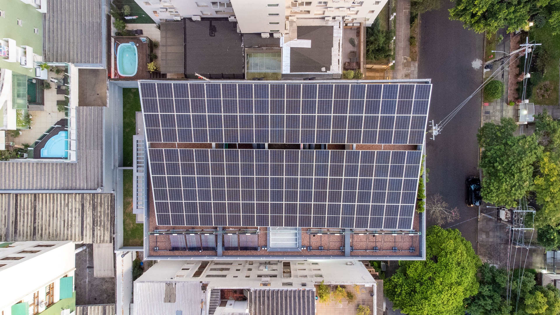 Vista aérea zenital do IDEA Eça mostrando placas fotovoltaicas e coletores de aquecimento solar